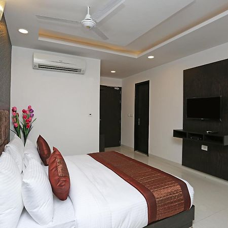 Hotel O M Suites New Delhi Exterior photo