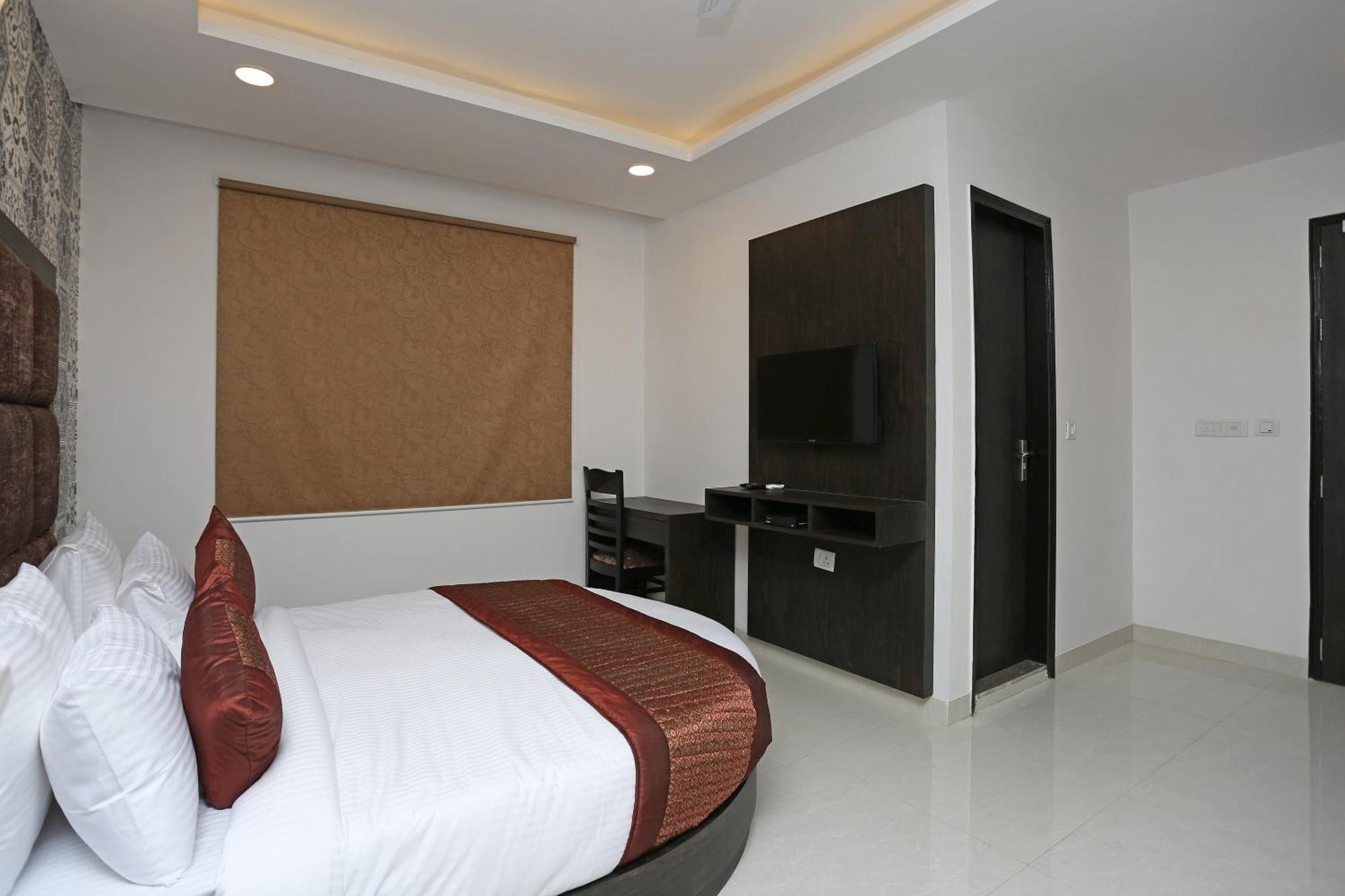 Hotel O M Suites New Delhi Exterior photo