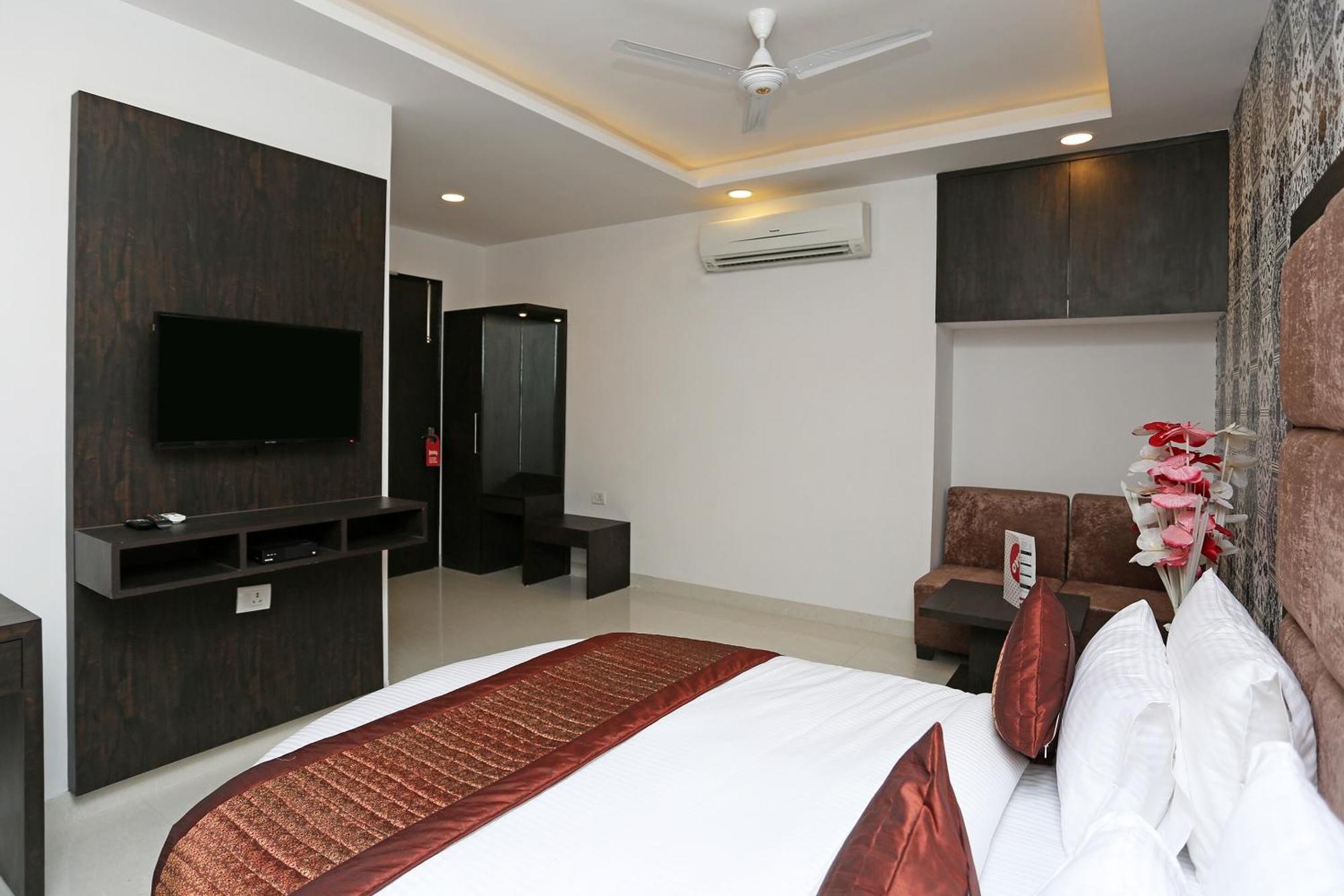 Hotel O M Suites New Delhi Exterior photo