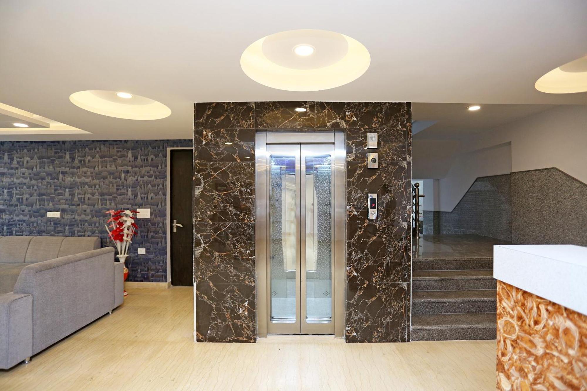 Hotel O M Suites New Delhi Exterior photo